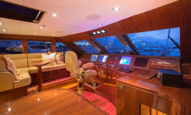 Luxury yacht Carbon Copy - Wheelhouse - Photo by Suki Finnerty Luxury yacht Carbon Copy - Wheelhouse - Photo by Suki Finnerty