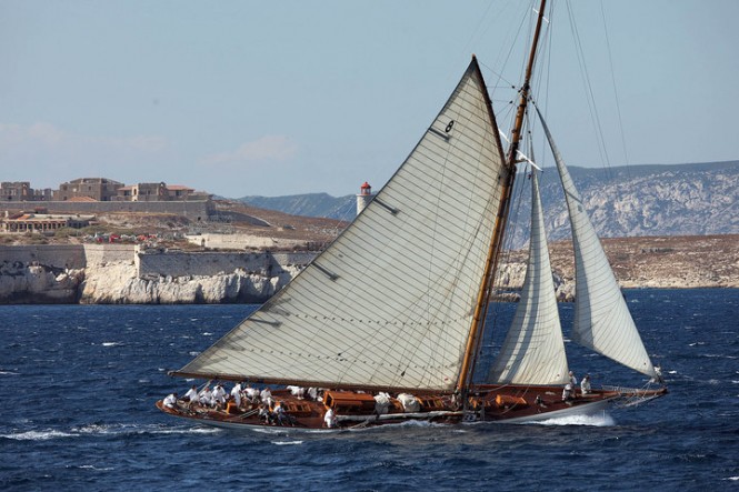 Classic sailing yacht MOONBEAM IV now available for French Riviera yacht holiday