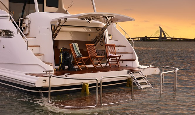 Horizon E88 superyacht - aft view