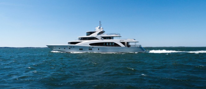Belongers Yacht underway - side view Belongers Yacht underway - side view