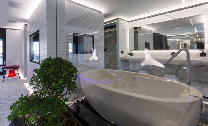 Ocean Paradise superyacht - Owners Bathroom Ocean Paradise superyacht - Owners Bathroom