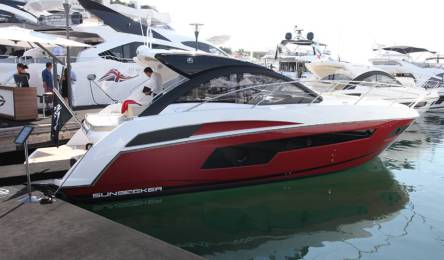 This Sunseeker Portofino 40 was wrapped in metallic red by Wild Group International This Sunseeker Portofino 40 was wrapped in metallic red by Wild Group International