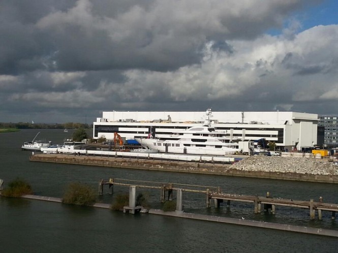 Photos: Arrival of 85m sailing yacht Hull Y711/Hull 3069 (Project 85) masts in Europe