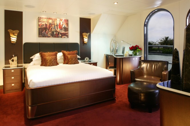 Luxury explorer yacht GLOBAL - Master Stateroom Luxury explorer yacht GLOBAL - Master Stateroom