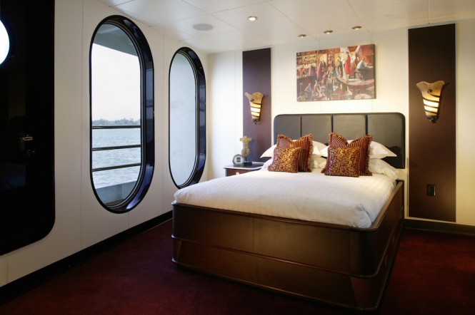 Super yacht suport vessel GLOBAL - forward stateroom Super yacht suport vessel GLOBAL - forward stateroom
