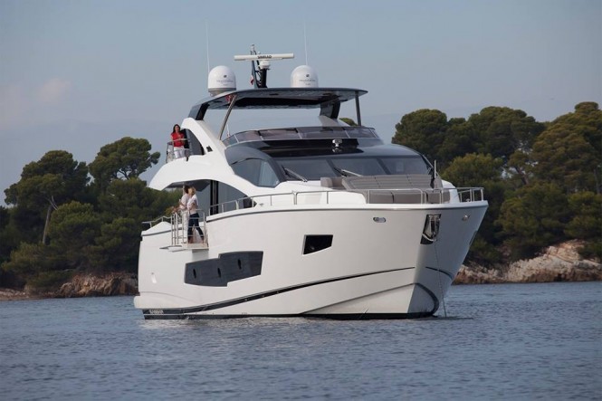 Sunseeker 86 Yacht - front view