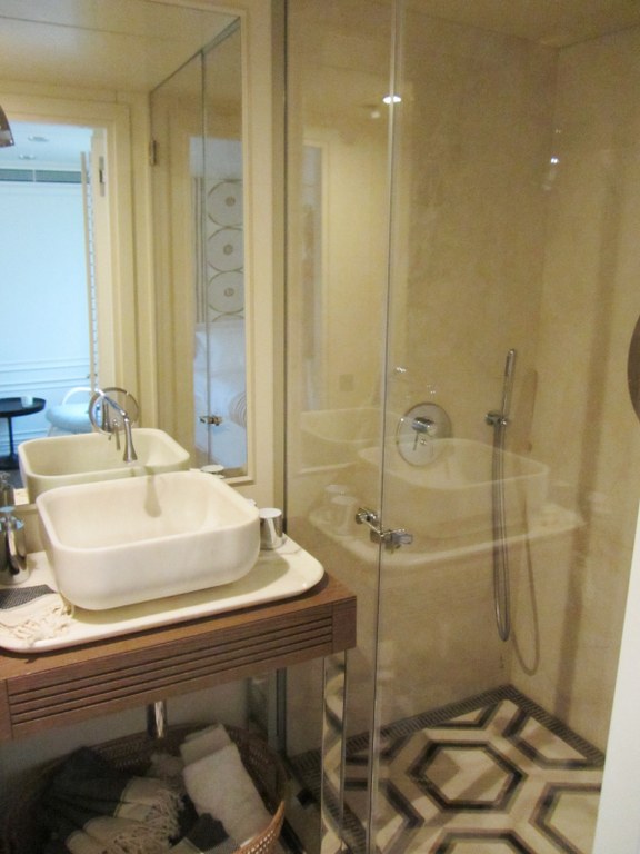 Le Lutteur Yacht - VIP Cabin Bathroom Le Lutteur Yacht - VIP Cabin Bathroom