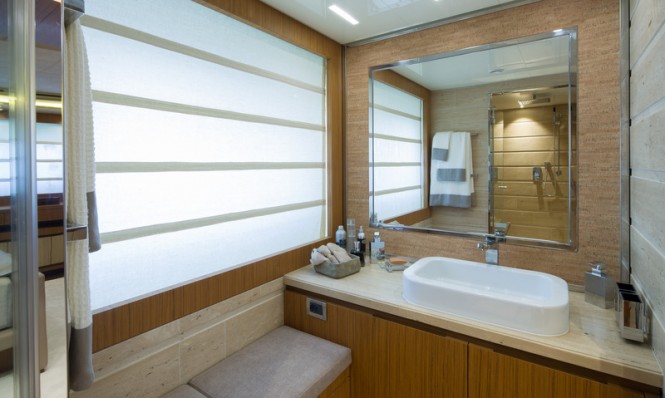 YOLO superyacht - Bathroom