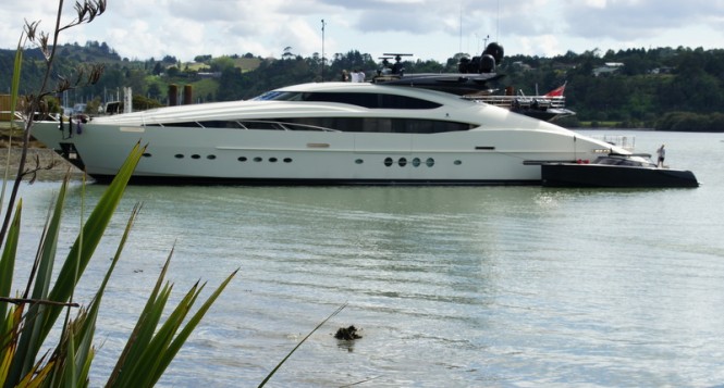 Luxury yacht Vantage with tender Luxury yacht Vantage with tender