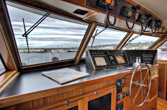 Motor yacht VIAGGIO - Wheelhouse to Starboard Motor yacht VIAGGIO - Wheelhouse to Starboard
