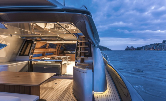 88 Domino Super Yacht - Cockpit