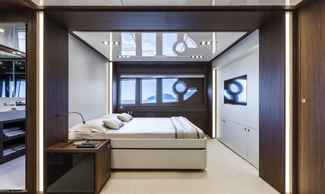 Luxury yacht Domino Super - Master suite