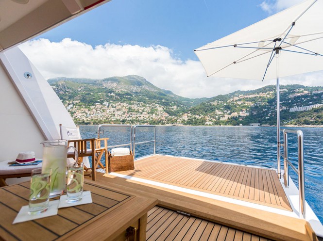 Motor yacht QM OF LONDON - beach club
