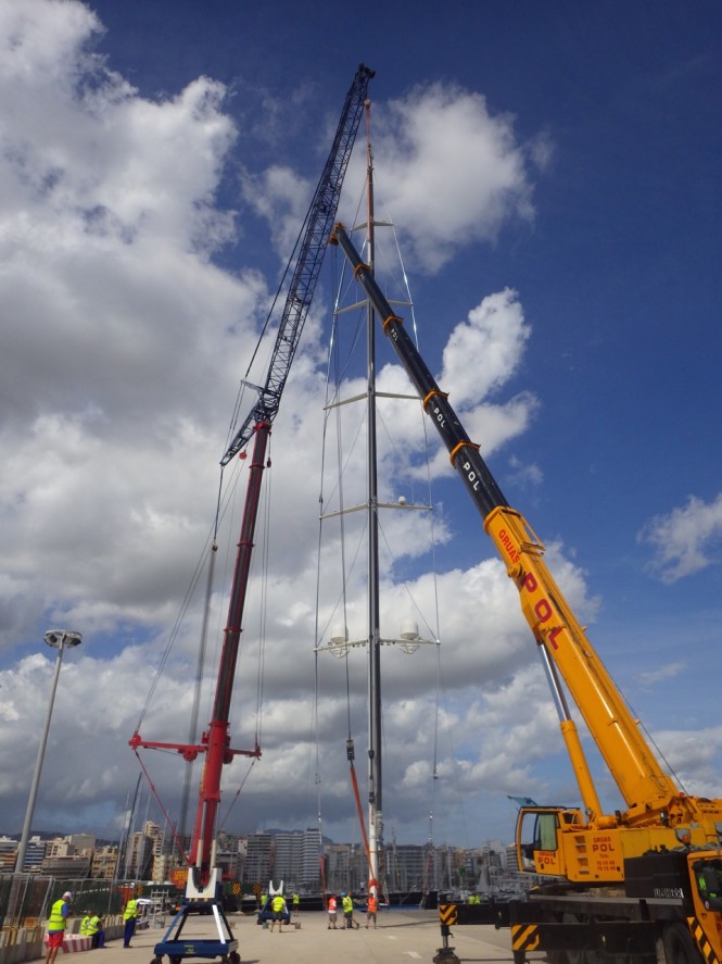 KOKOMO Yacht’s Rig un-stepped by Marine Results as the tallest rig ever removed from a yacht in Mallorca