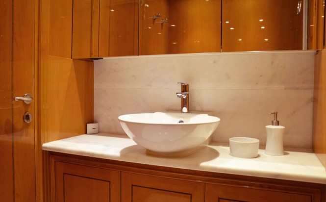 Motor yacht NIMIR - Bathroom