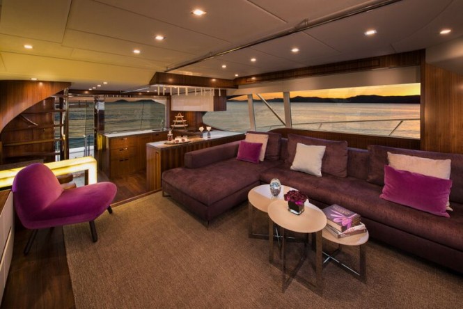 Motor yacht Riviera 77 - Saloon
