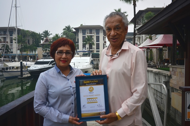 Mrs Woranart Wongvanich, Marina Manager & Mr Gulu Lalvani, Chairman; Royal Phuket Marina, displaying 5 Gold Anchor certificate