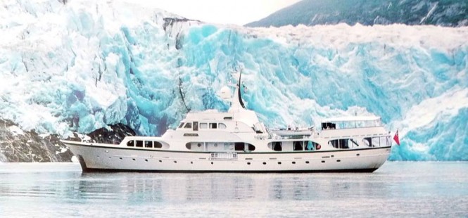 Beautiful Classic Yacht A and A – The first Feadship with fully raised wheelhouse