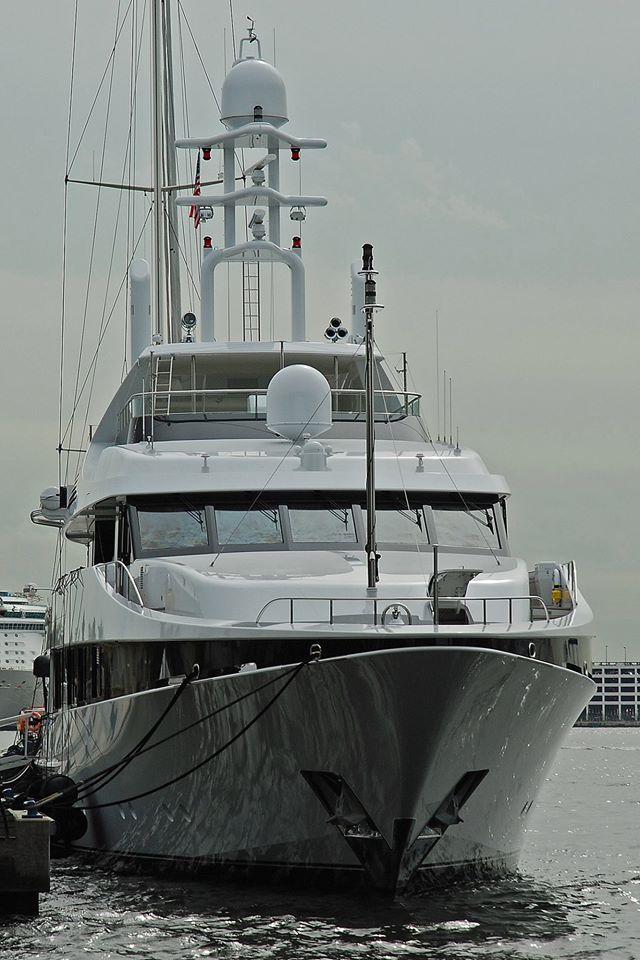 KISSES - Photo by Rob Murray and Feadship Fanclub