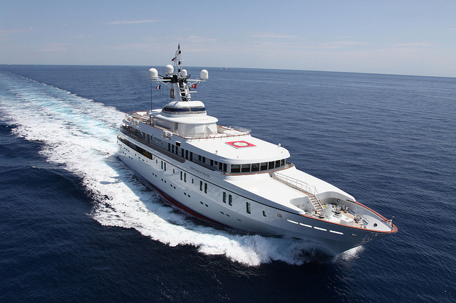 Motor Yacht WHITE ROSE OF DRACHS arrives to Palumbo Marseille Facilities