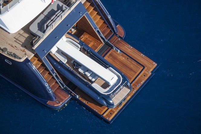 EIGHT - transom