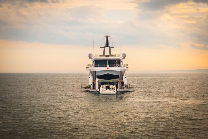 Wider 32 tender entering GENESI