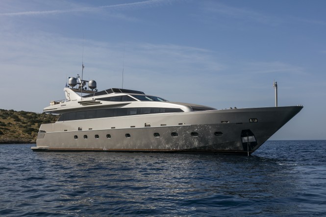 Fast and Sporty Charter Yacht LUMAR High Season Special in Greece
