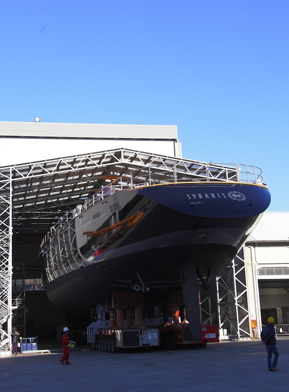 Strikign 70m SYBARIS leaving shed