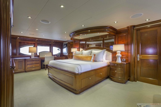 Superyacht FAR FROM IT - Master suite