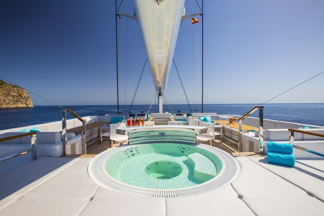AQuiJo jacuzzi on board - Photo by Stuart Pearce.jpg