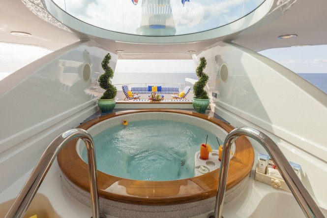 penny-mae-sun-deck-jacuzzi