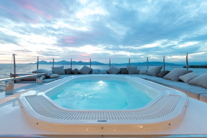 Superyacht OURANOS - Sundeck pool and sunpads