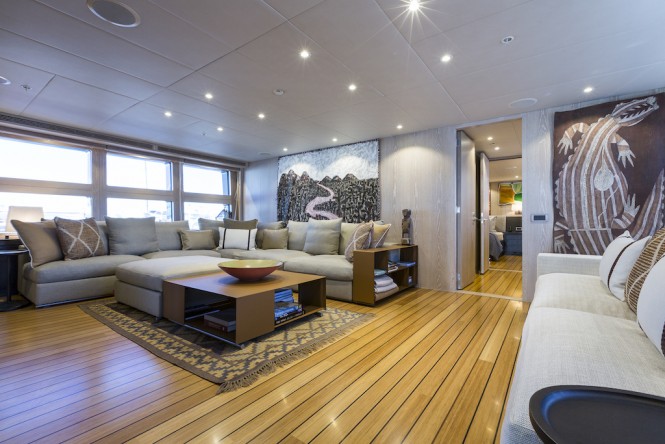 AKIKO - Main Salon Lounge
