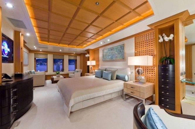 Master suite aboard M/Y HANIKON