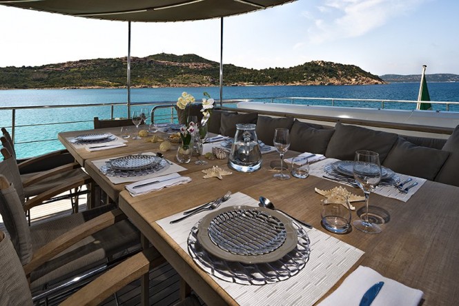 Luxury yacht INDIAN - Alfresco dining on the upper deck aft