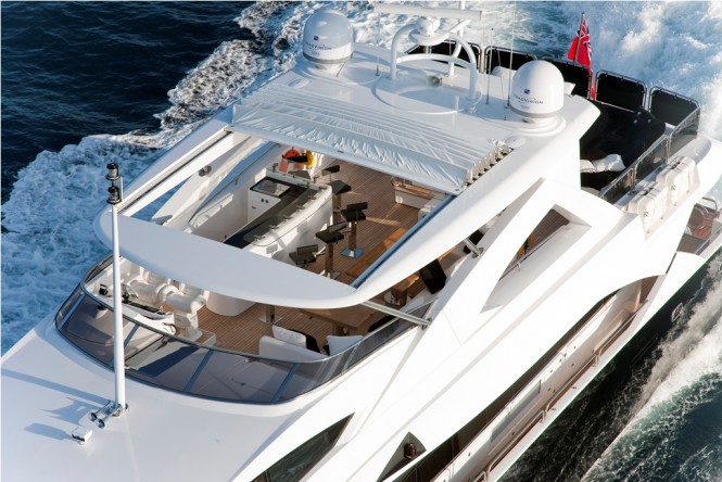 M/Y BLACK AND WHITE - Sundeck view