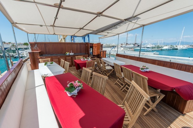 Sailing yacht RHEA - Cockpit dining