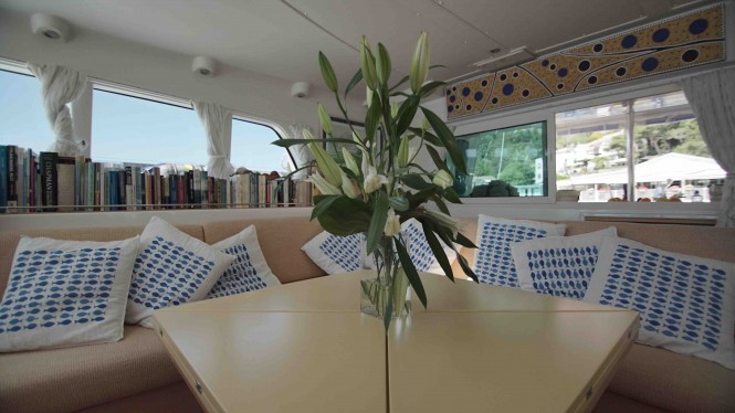 S/Y OMBRE BLU - Sofa and library