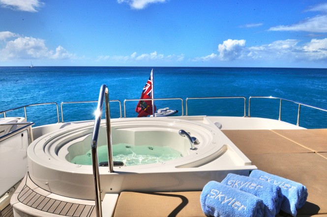 Ferretti AMORE MIO - Sundeck Jacuzzi