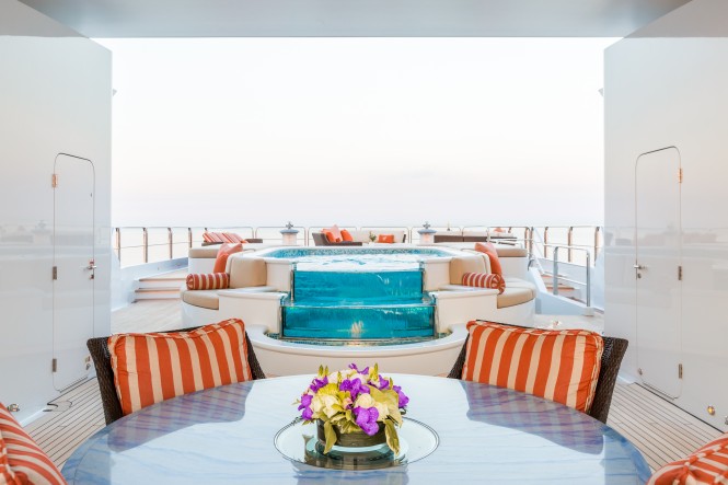 Luxury yacht LUCKY LADY - Sundeck alfresco dining and pool