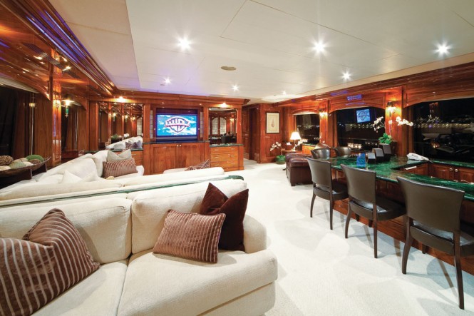 Luxury yacht ONE MORE TOY - Skylounge