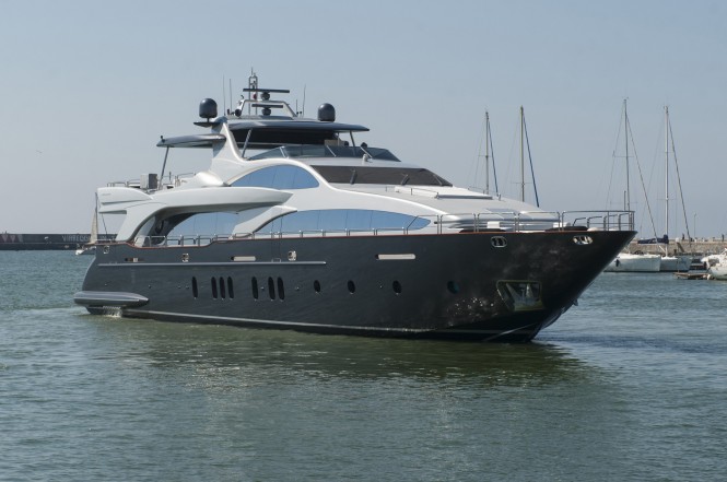 Charter luxury yacht Tail Lights in New England