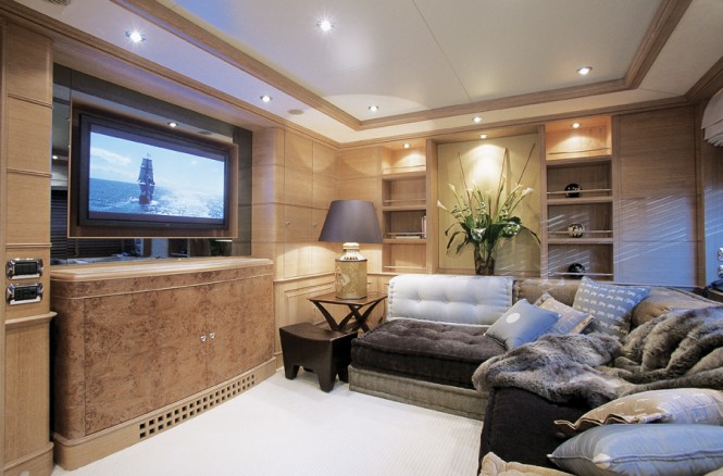 M/Y JO - Convertible games room