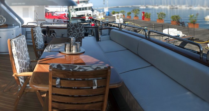 Motor yacht TAIL LIGHTS - Main deck aft seating