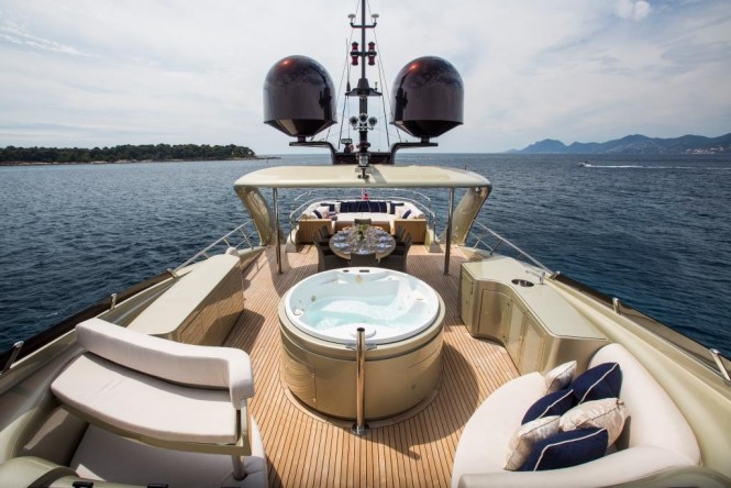 Superyacht MIDNIGHT SUN - Flybridge Jacuzzi and alfresco dining