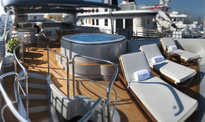 Superyacht TAIL LIGHTS - Flybridge