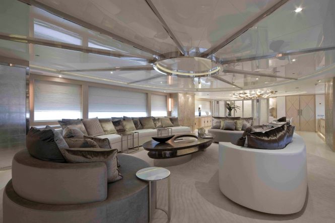 Luxury yacht LIGHT HOLIC - Main salon