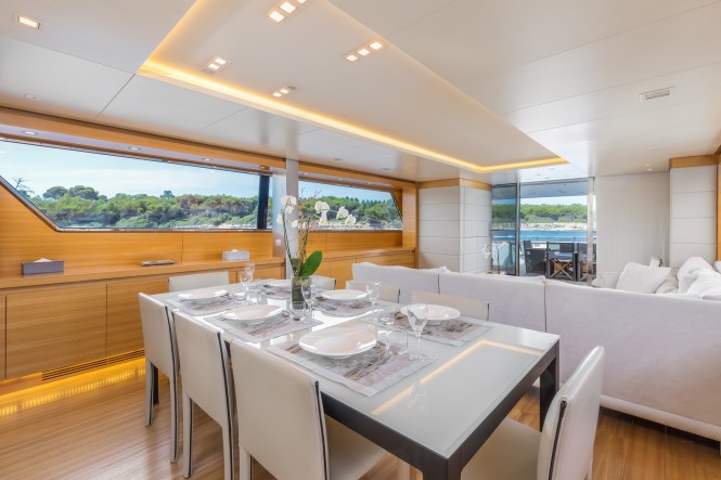 Motor yacht SUD - Formal dining area in the main salon
