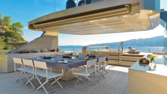 Superyacht GIRAUD - Alfresco dining and Jacuzzi