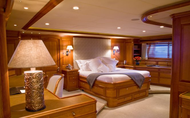 Luxury yacht DRUMBEAT - Master suite